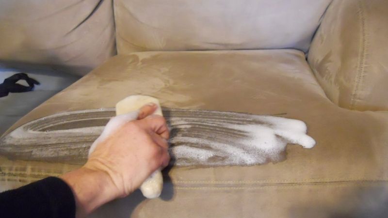 cach-ve-sinh-sofa-nhung