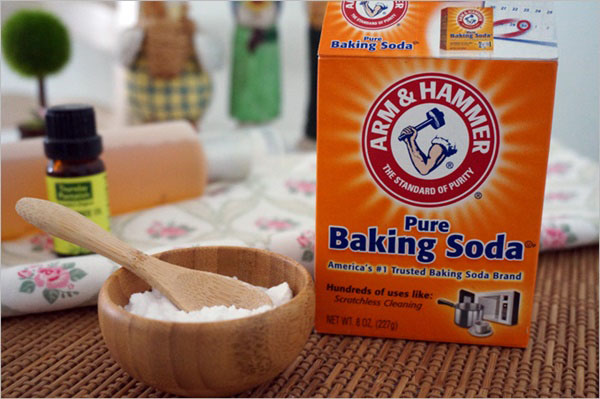 cach-lam-sach-ghe-sofa-da-bang-bot-baking-soda